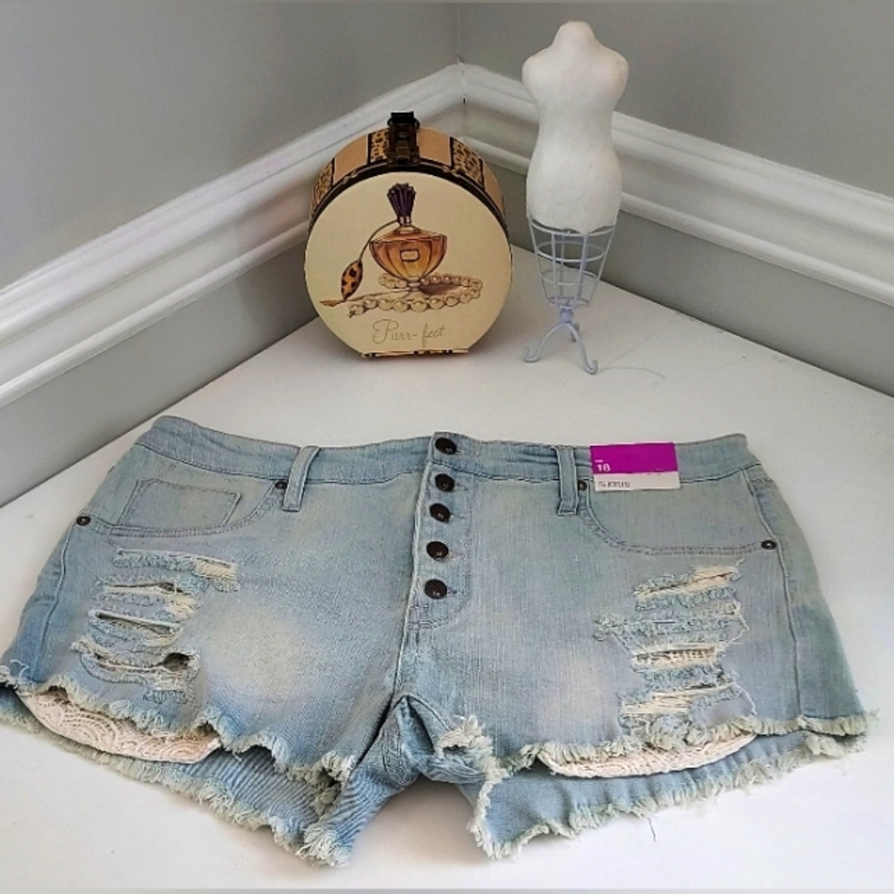 Massimo Light Wash 5 Pocket Look Distressed Jean Shorts